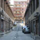 ...e dall�altro a via Devitofrancesco. Il passaggio �sotterraneo� si chiama via Tenente Pilota Licio Carri e affianca una serie di saracinesche abbassate: sembra di essere in qualche periferia newyorkese